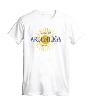 Remera blanca con un sol amarillo y la frase hecho en Argentina en azul